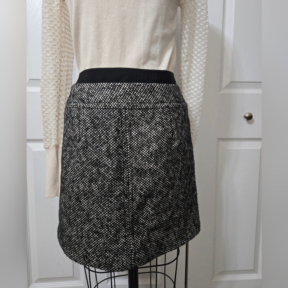 Black & White Wool Blend Skirt, Size 4p, fully lined, zipper in back, Like New